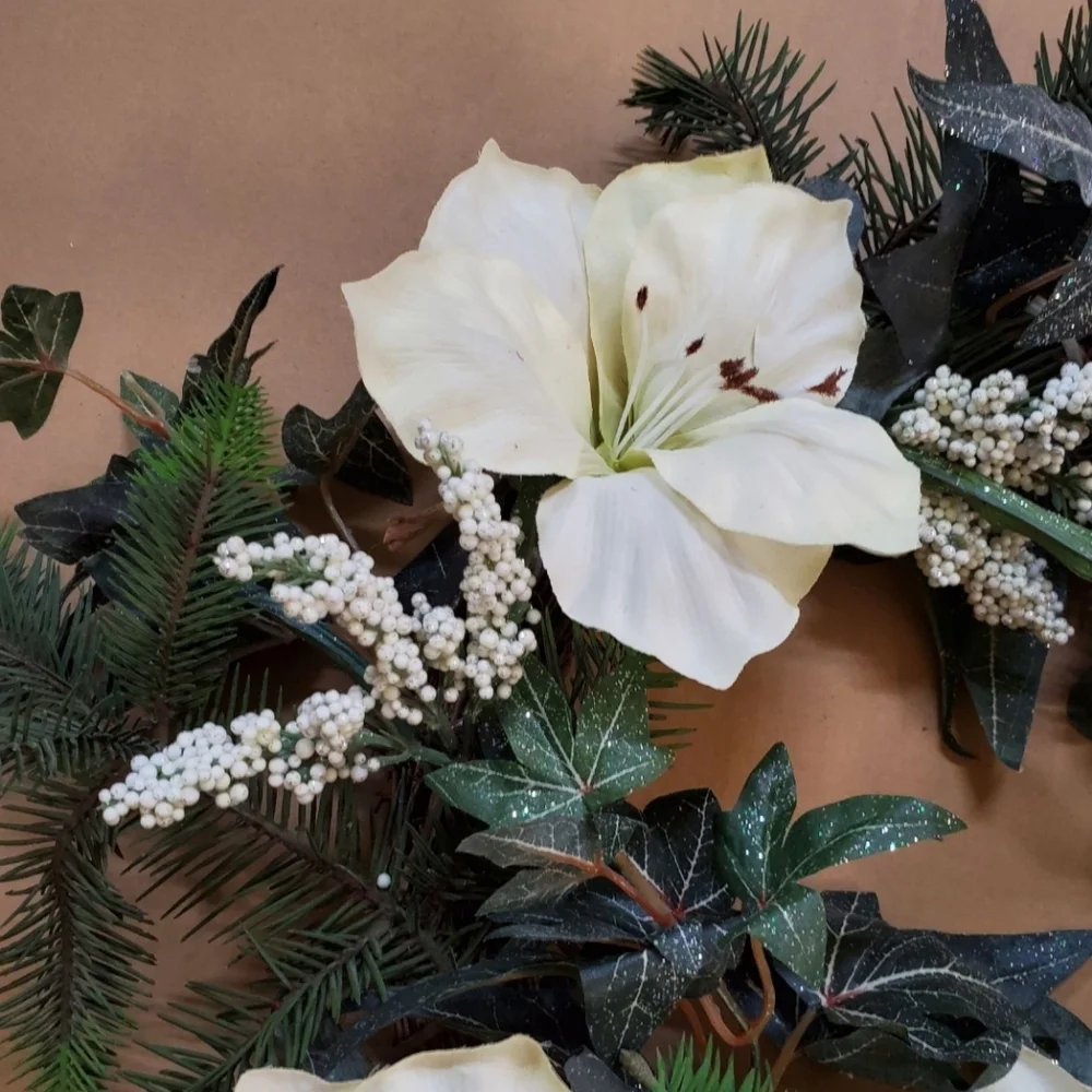 Holiday Wreath NWT (New with Tags) Cream and White Florals